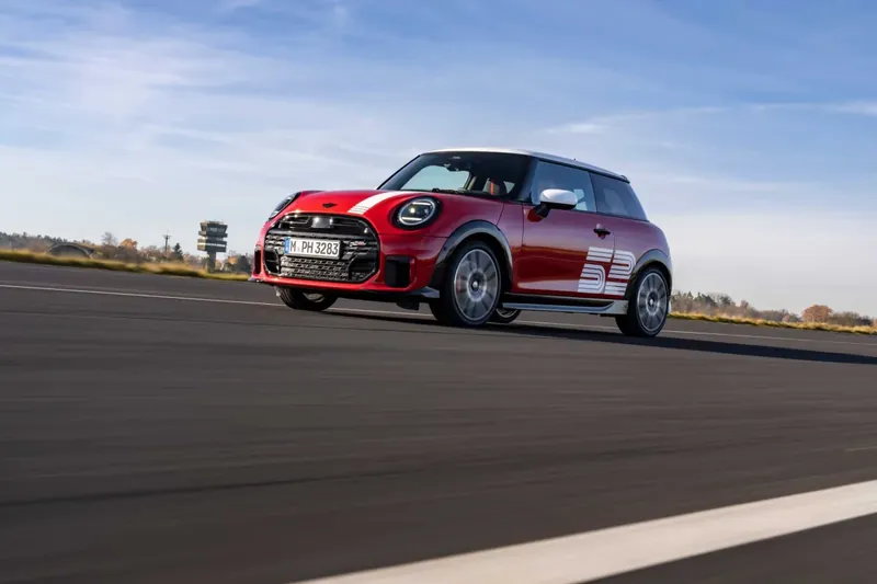 MINI 1965 Victory Edition: motorsportlegende herleeft in moderne JCW