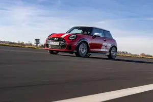 MINI 1965 Victory Edition: motorsportlegende herleeft in moderne JCW