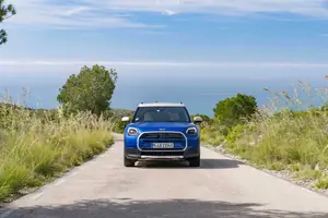 MINI Countryman E doorbreekt de 500 km-grens met technische update