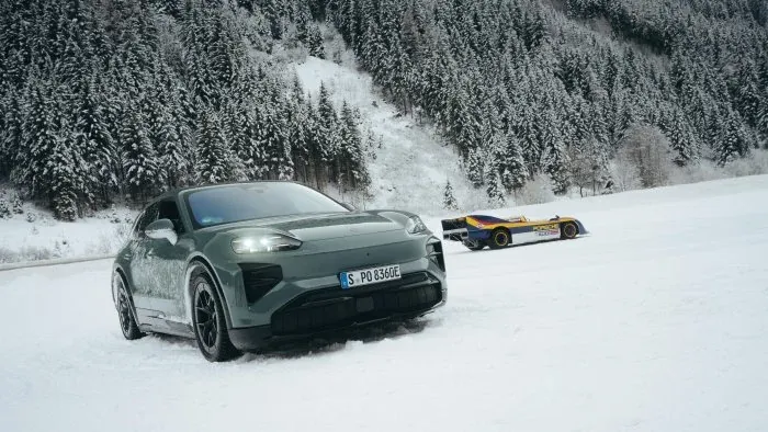 Porsche's 1.000 pk-club: Cayenne Turbo Electric ontmoet legendarische 917/30