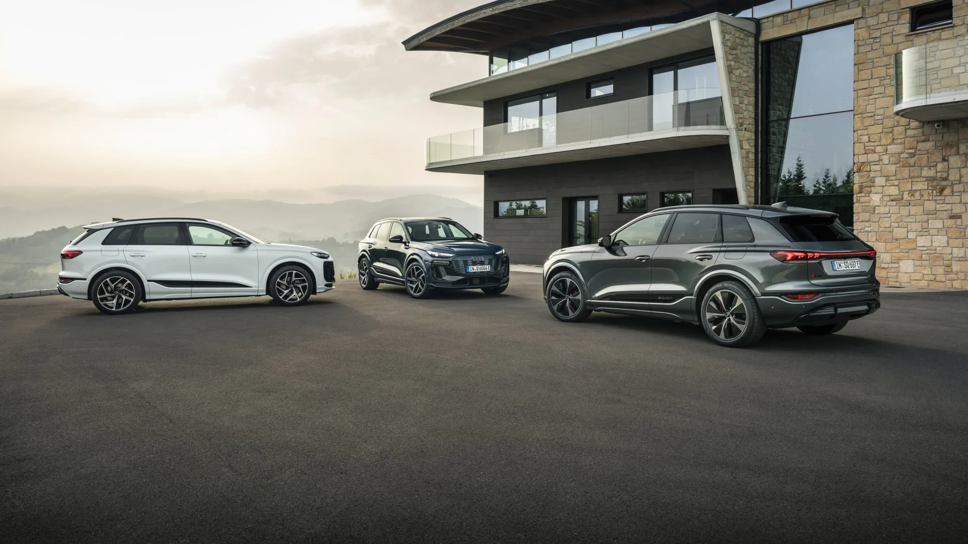 Audi Q6 e-tron quattro elektrisch op de weg