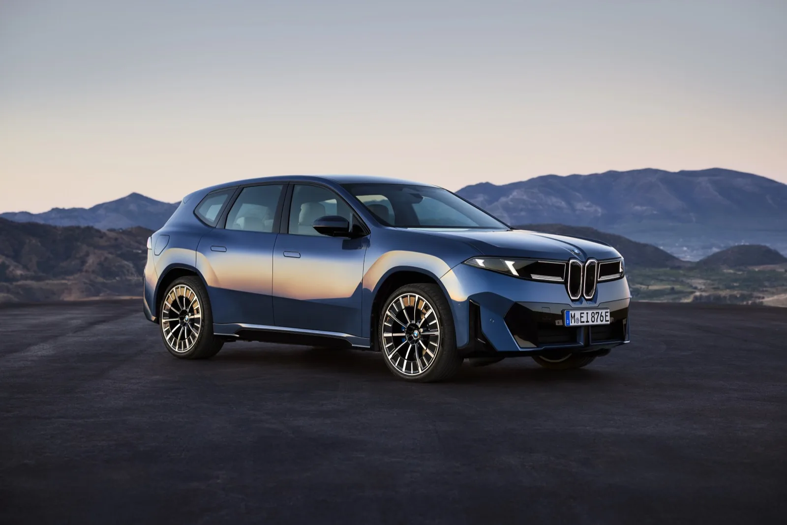 BMW iX3 Neue Klasse in blauw met berglandschap op de achtergrond