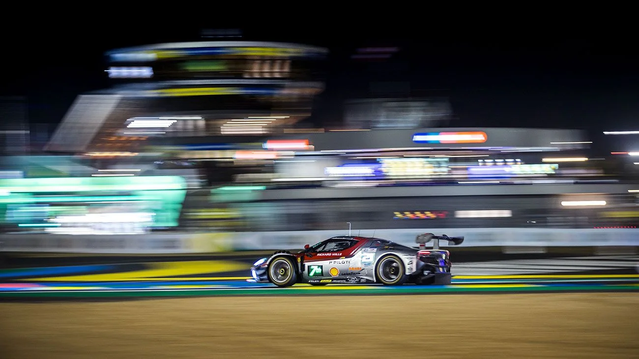 Ferrari 499P in actie tijdens de 24 uur van Le Mans bij nacht