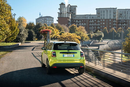 Fiat 600 Sport achterkant in Mediterranean Green met zwarte accenten
