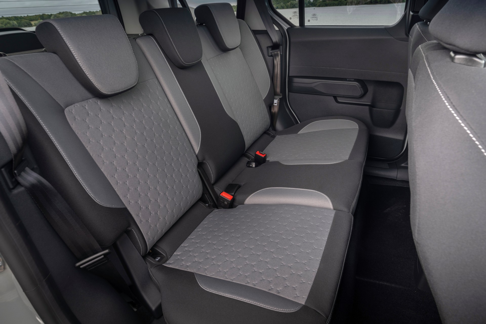 Ford E-Tourneo Courier interieur met ruime achterbank