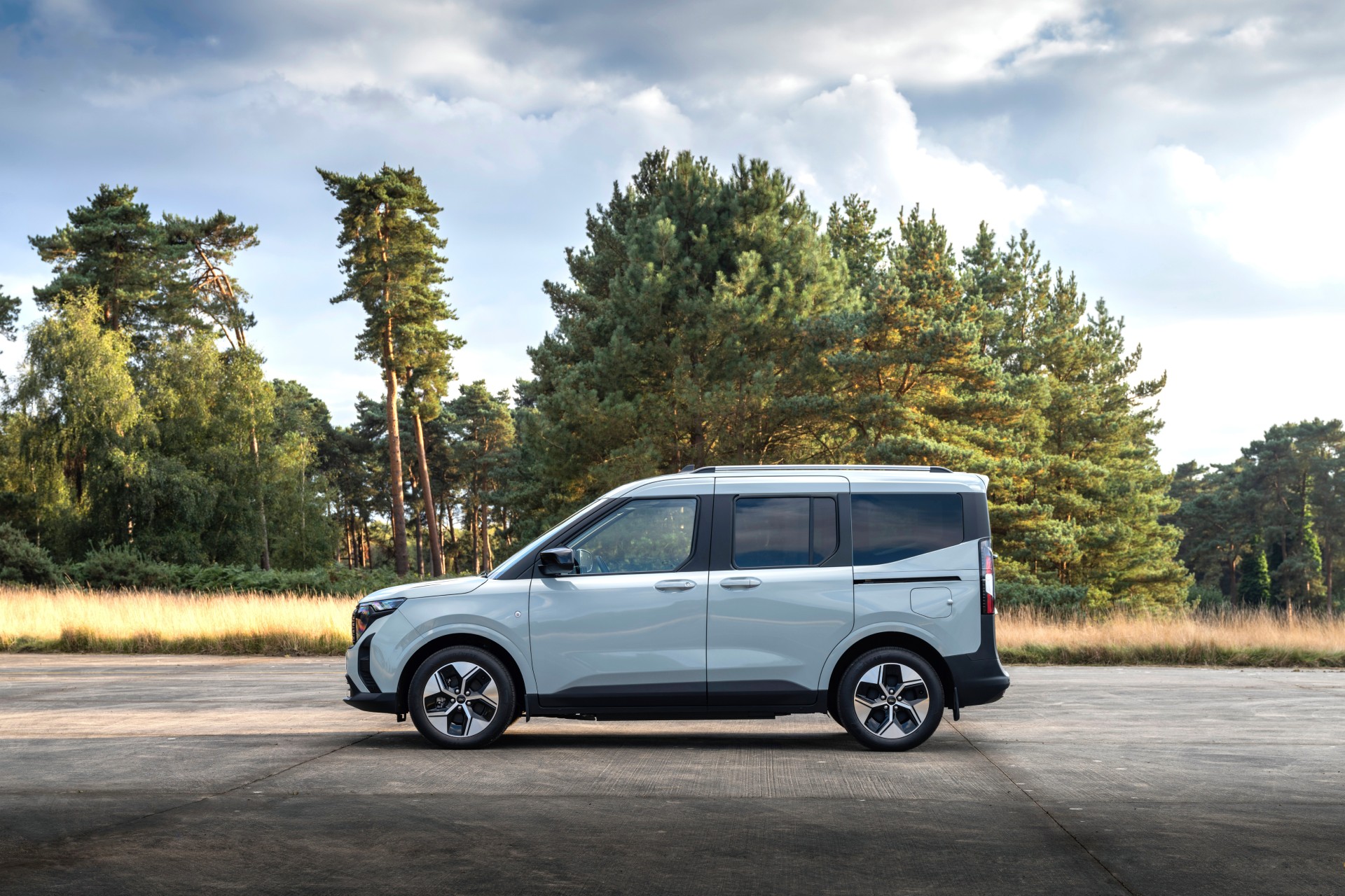 Ford E-Tourneo Courier zijaanzicht met schuifdeuren