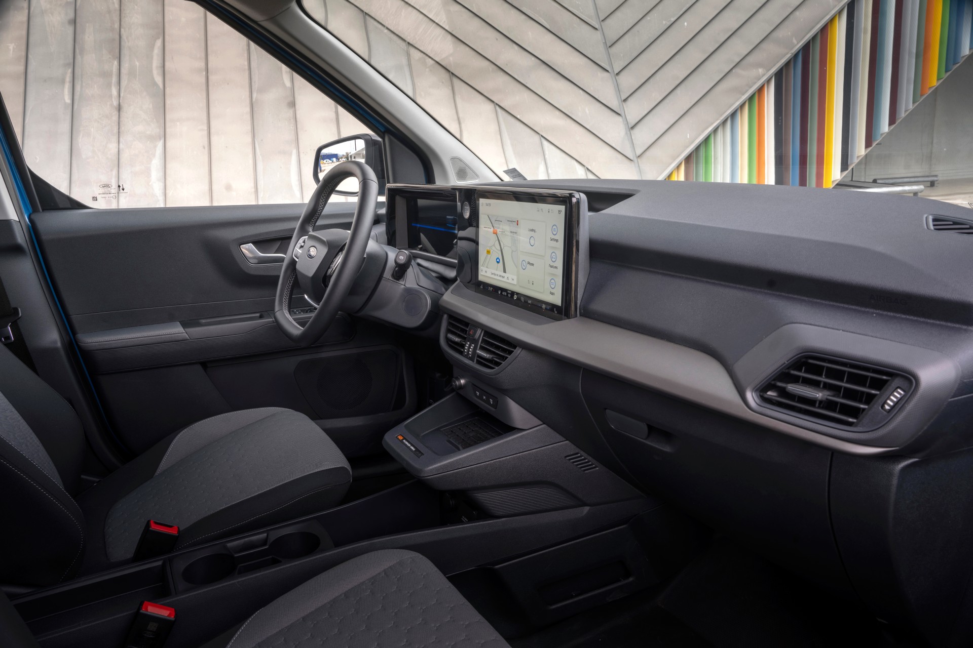 Ford E-Transit Courier interieur met SYNC 4 dashboard