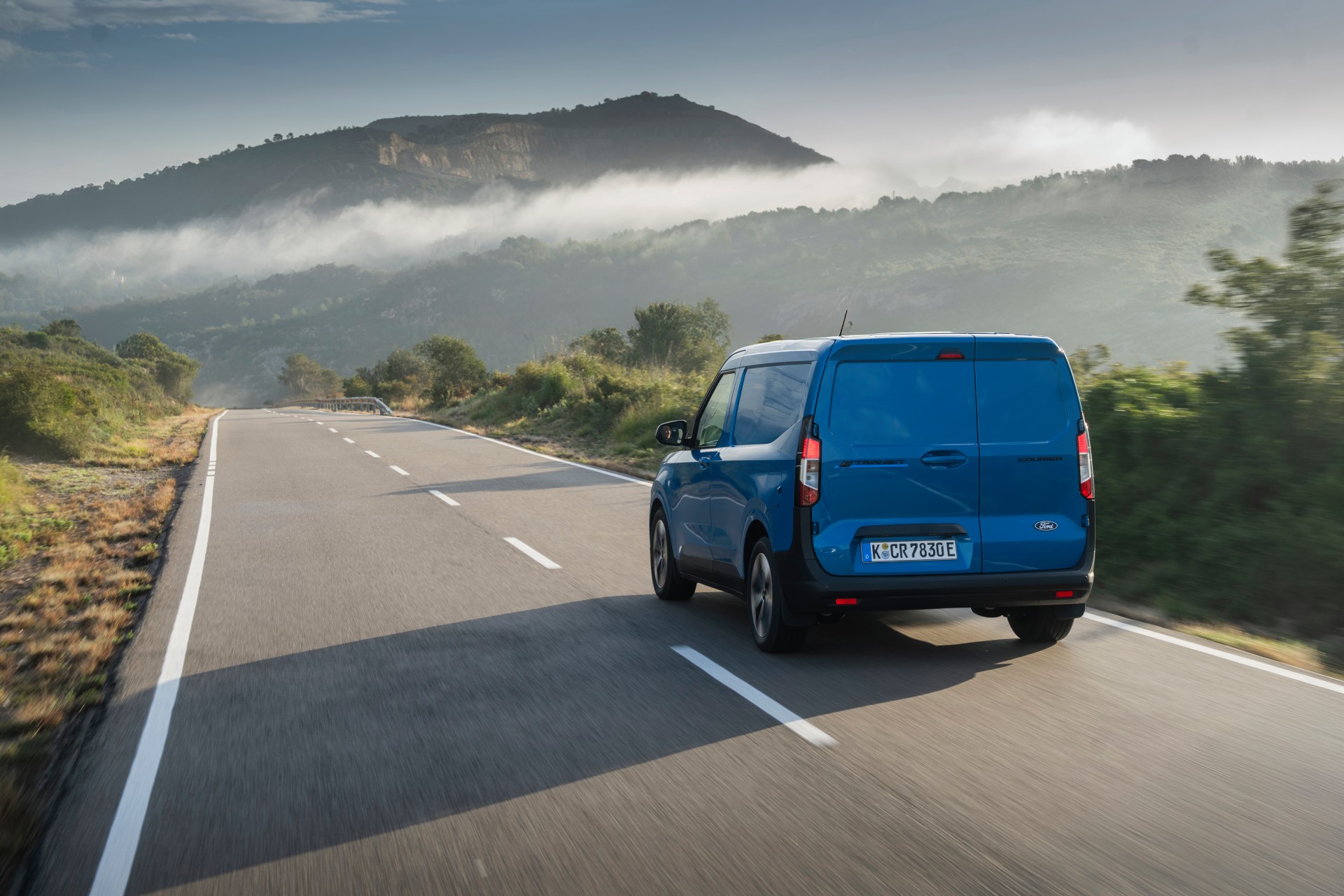Ford E-Transit Courier laden aan wallbox