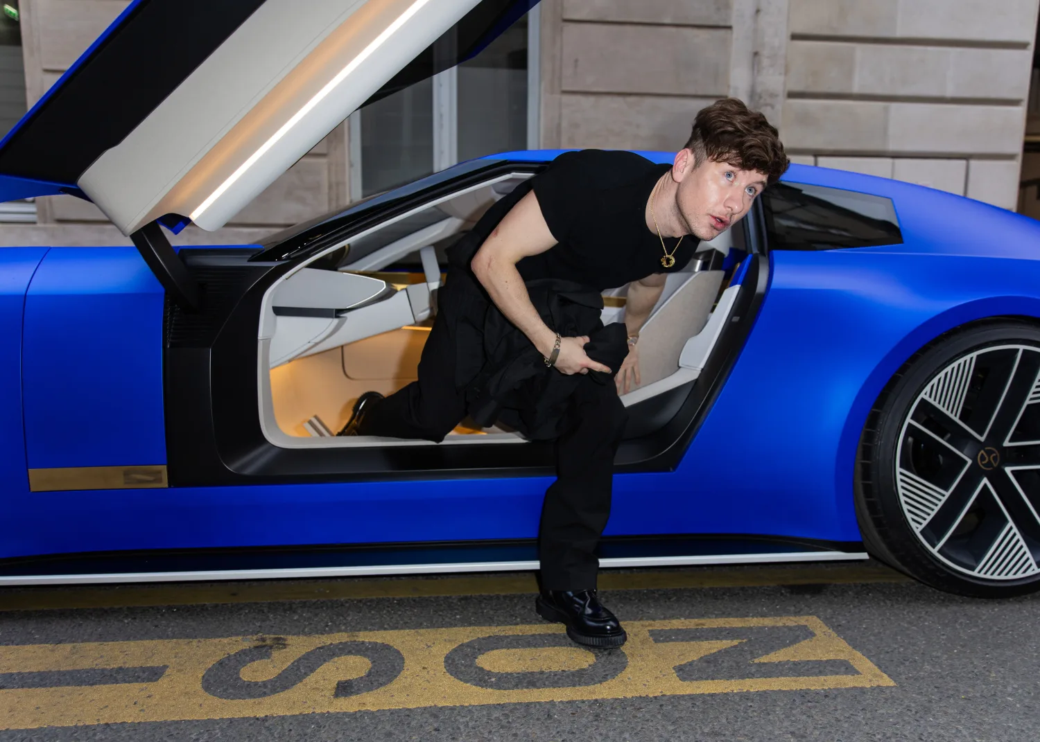 Jaguar Type 00 met celebrity op Paris Fashion Week