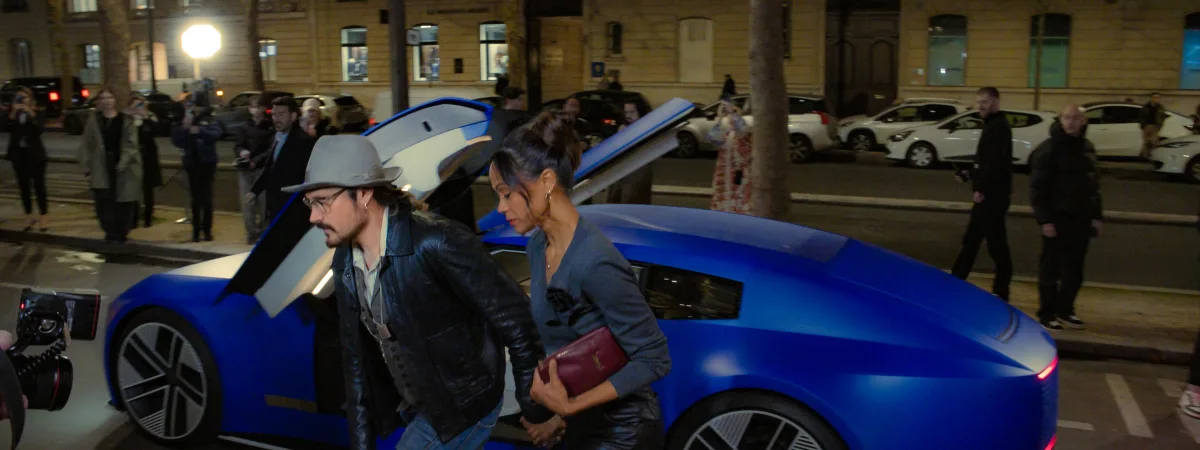 Jaguar Type 00 op de straten van Parijs in French Ultramarine