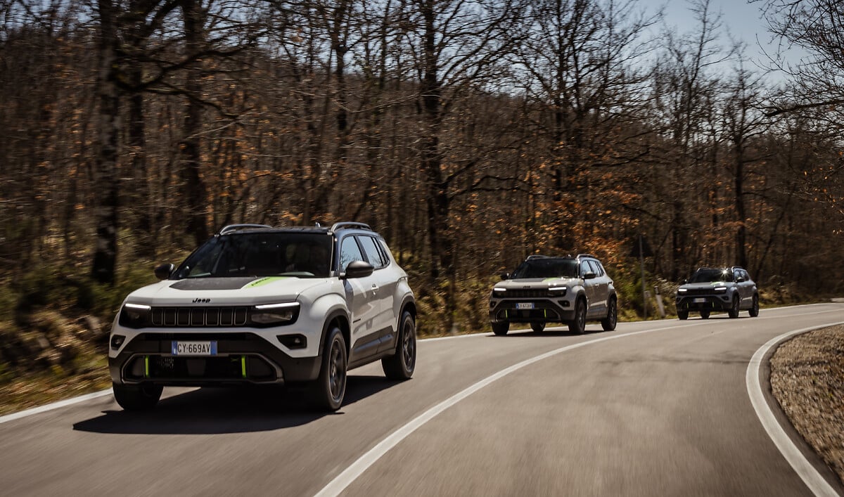 Jeep Avenger 4xe interieur met premium materialen en 4xe logo