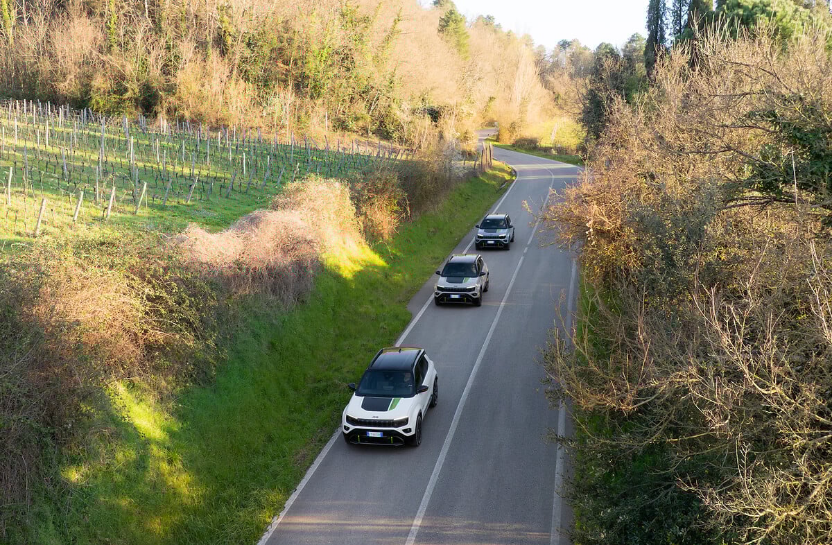 Jeep Avenger 4xe toont zijn terrein capaciteiten in off-road omgeving