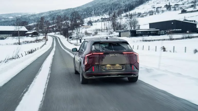 Kia EV4 wintertest sneeuw