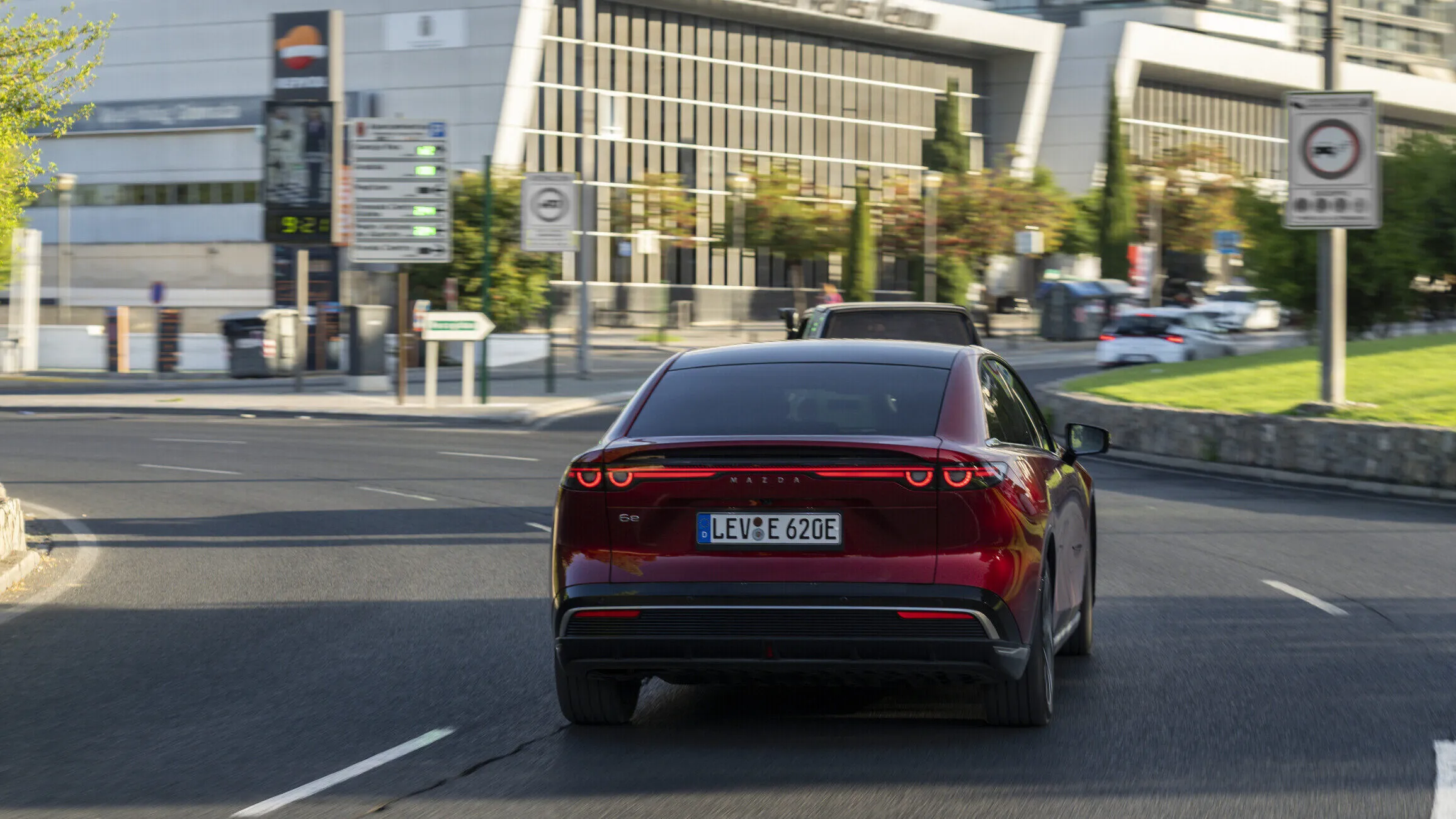 Mazda6e in de Gorafe-woestijn