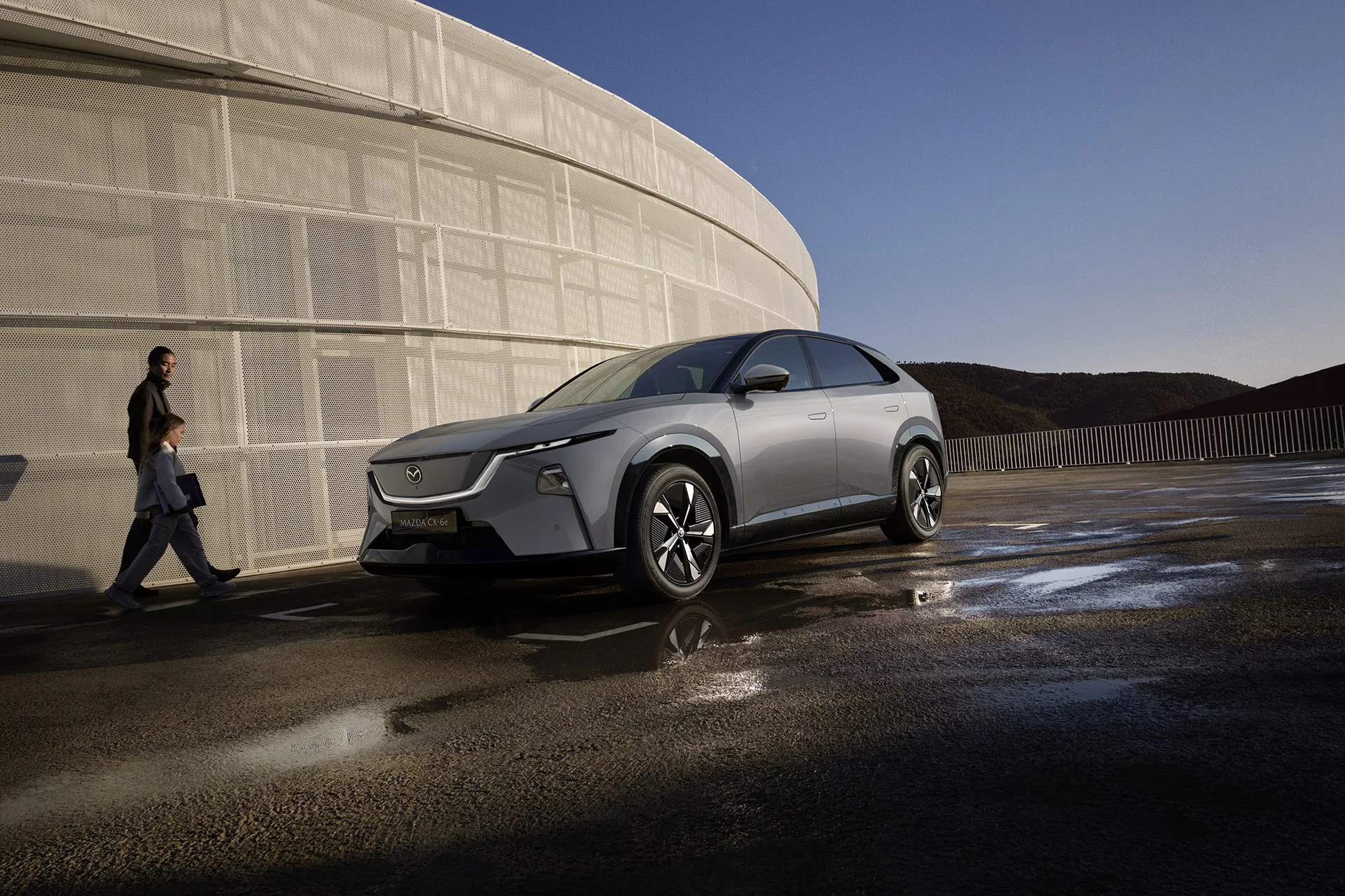 Mazda CX-6e interieur met 26-inch ultrabreed scherm