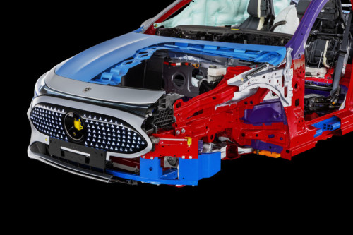 Mercedes-Benz CLA elektrisch zijaanzicht in MANUFAKTUR patagonienrood