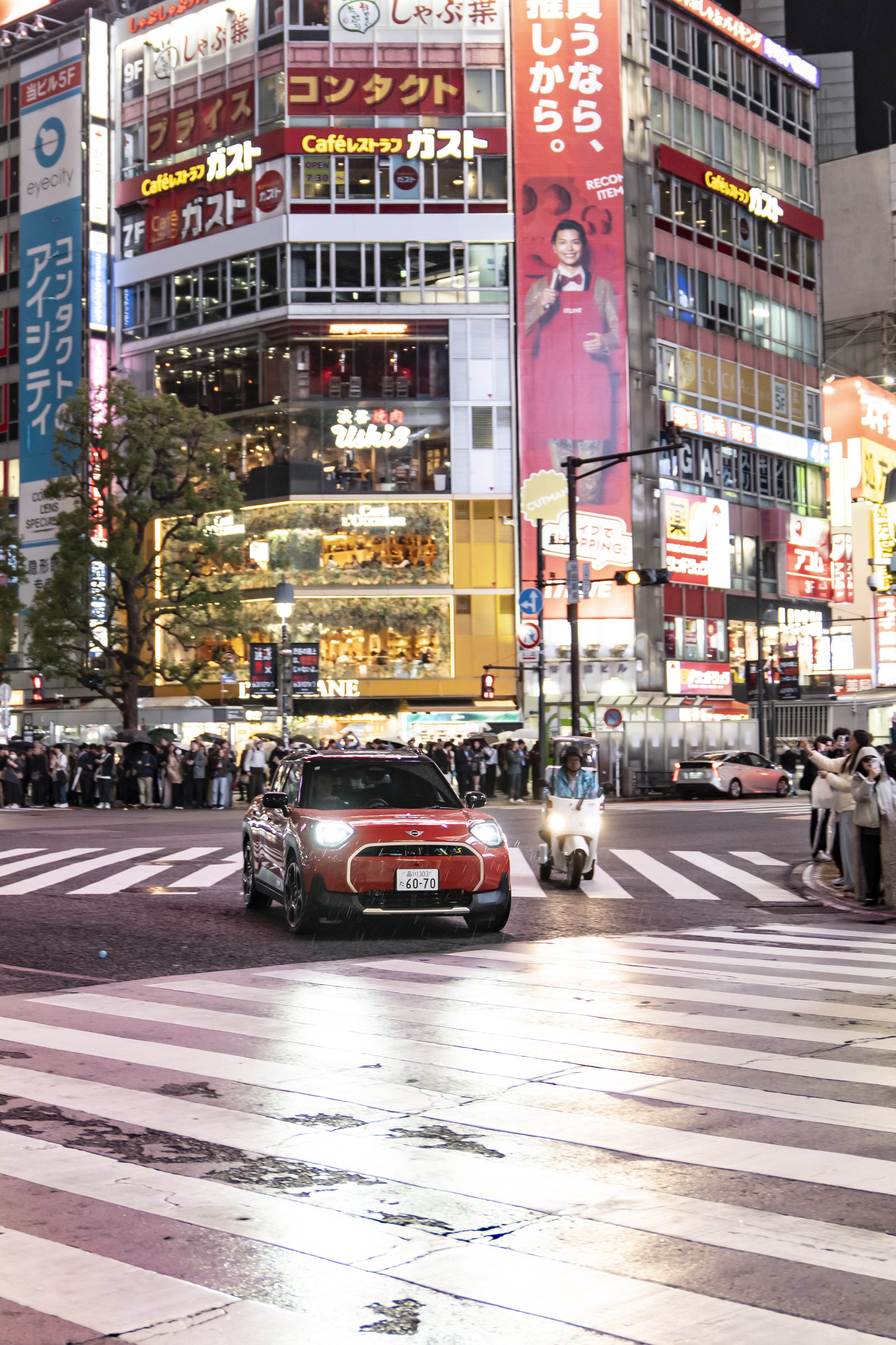 MINI Aceman SE zijkant in Rebel Red met panoramadak
