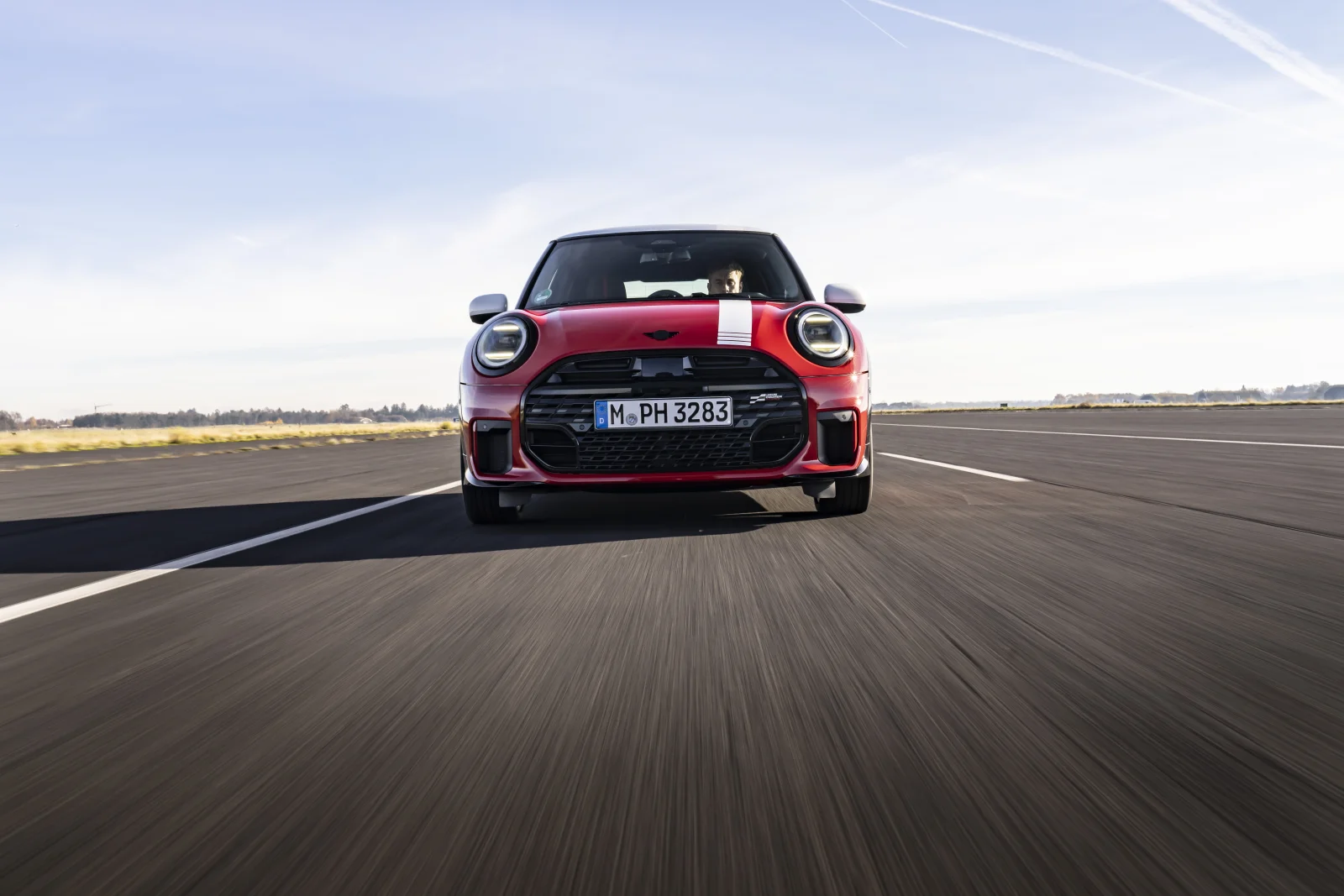 MINI JCW 1965 Victory Edition frontaanzicht op circuit