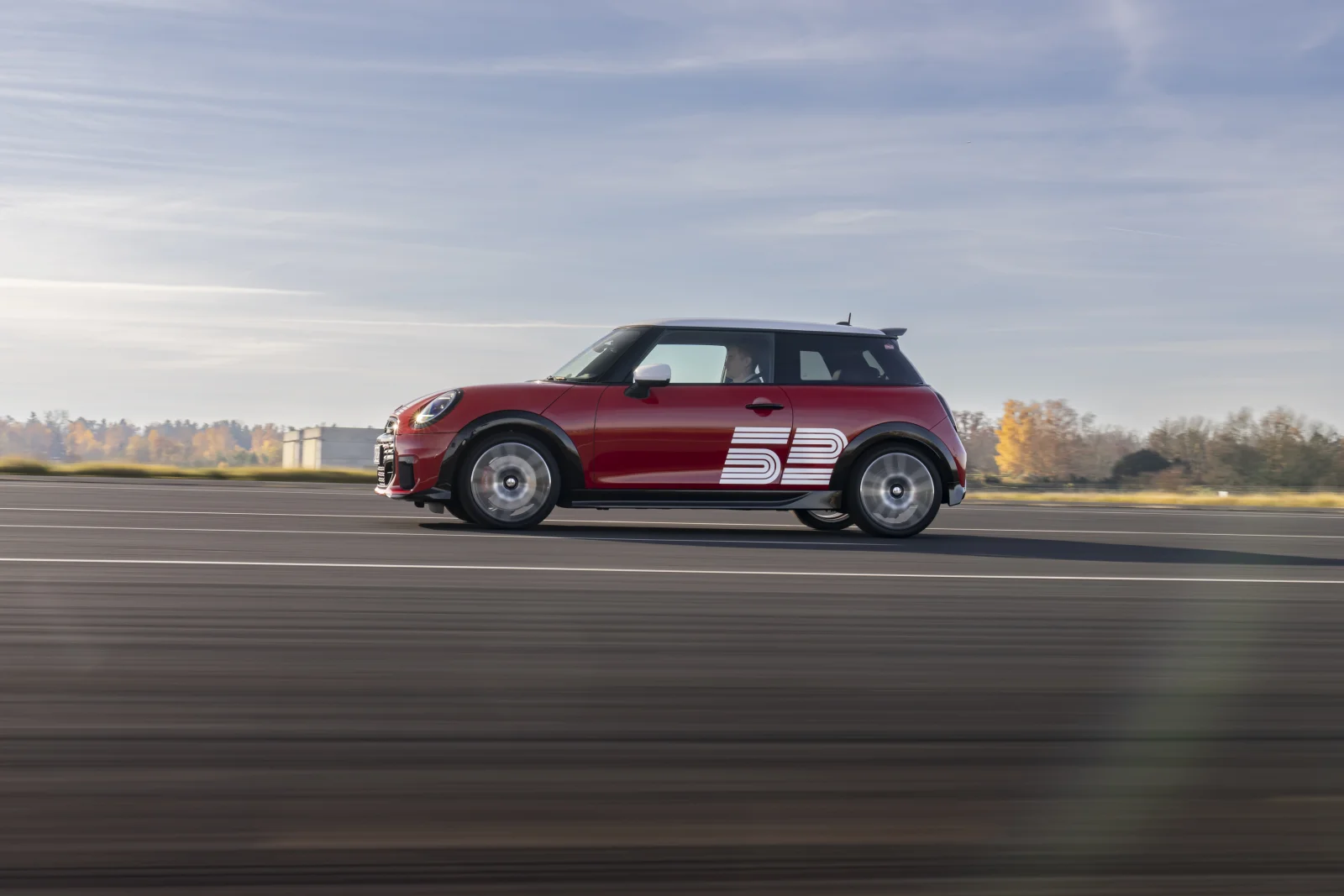 MINI JCW 1965 Victory Edition zijprofiel met nummer 52