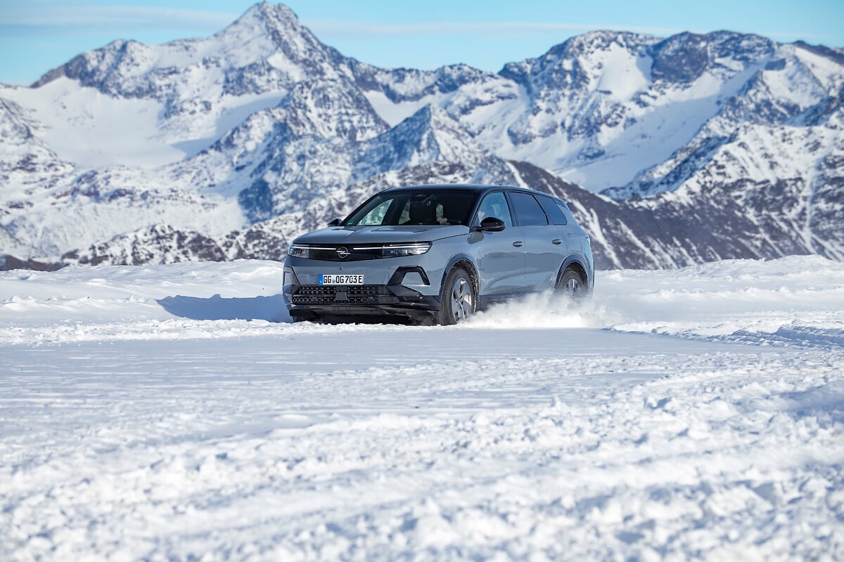 Opel Grandland Electric AWD op bochtige bergweg