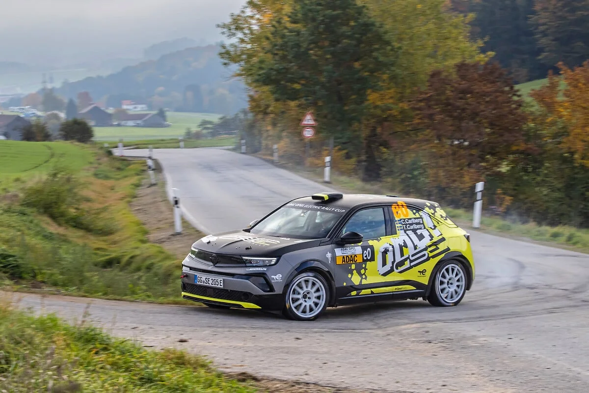 Opel Mokka GSE Rally in actie op gravelweg