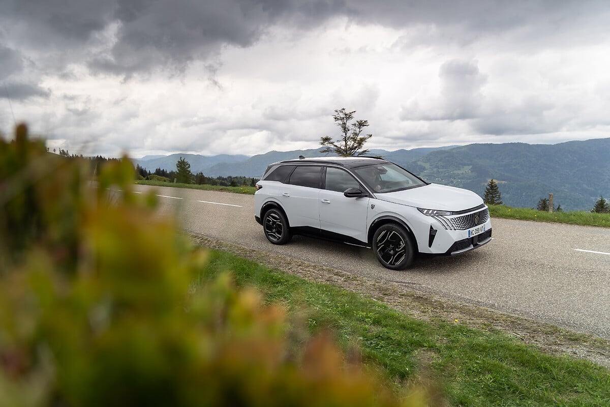 Peugeot E-3008 exterieur vierwielaandrijving 2025